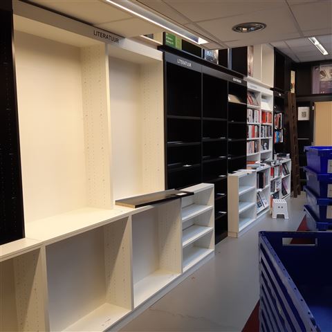 Het compleet verhuizen van een boeken winkel  inclusief het complete interieur